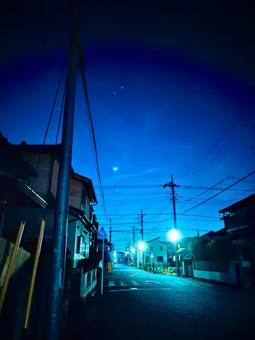 静寂を照らす、青き夜の道