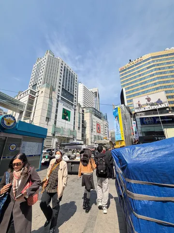 都会の空と交差点
