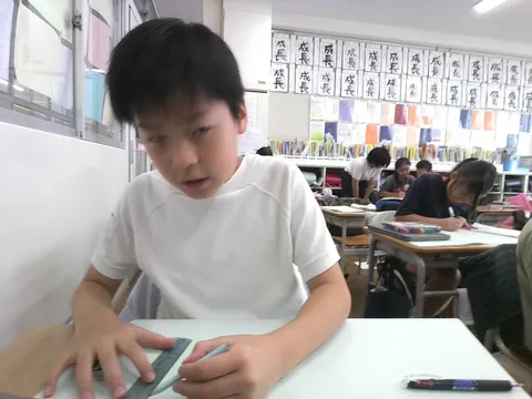 授業風景に映える静かな集中