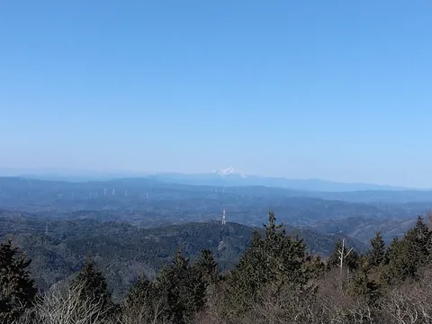 空と山々、幾重にも重なる冬景色
