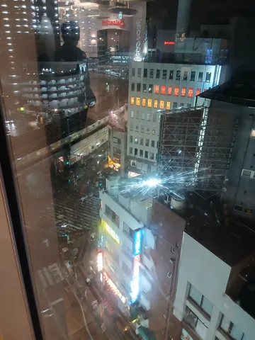 夜の窓に映る都市のきらめき