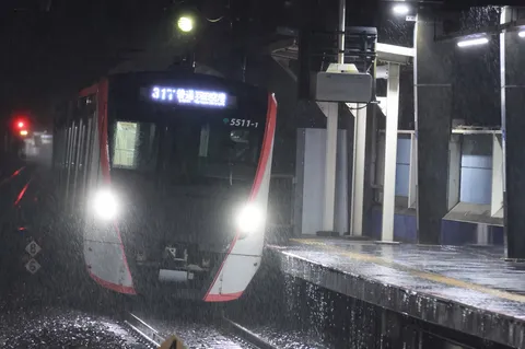 雨夜の列車が灯る瞬間