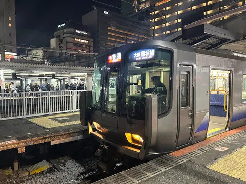 深夜の駅、旅立ちの予感