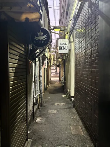 路地の小さな光と影