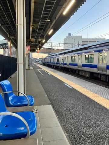都会のオアシス、電車待ちの静寂