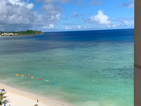 青い海と空、癒やしのビーチタイム