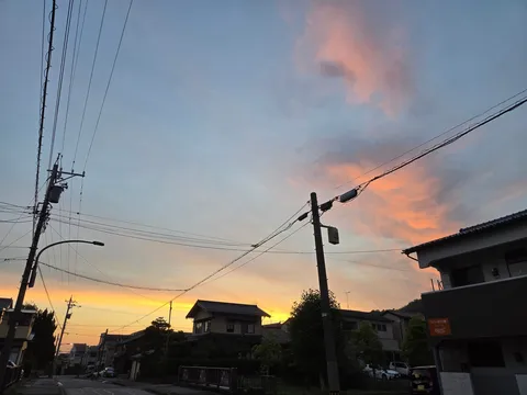 電線と夕焼けのコントラスト