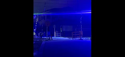 青い光が照らす夜の交差点