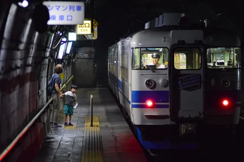 地下鉄の駅、佇む二人