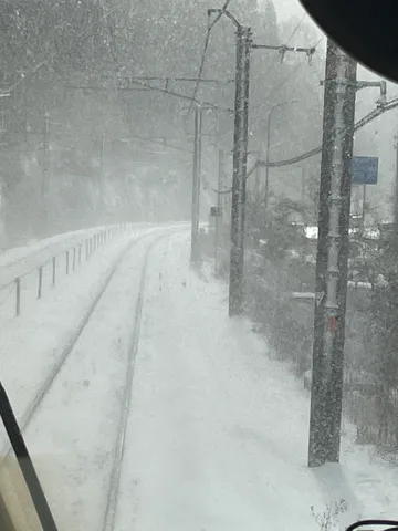 雪化粧の線路、静寂の旅