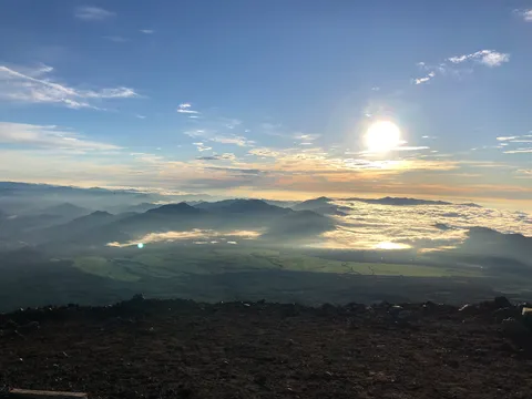 雲海と朝日の山々