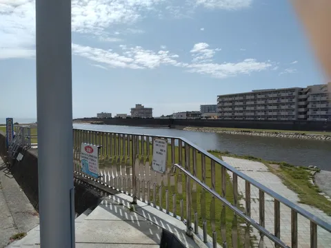 水辺の風景と建物のコントラスト