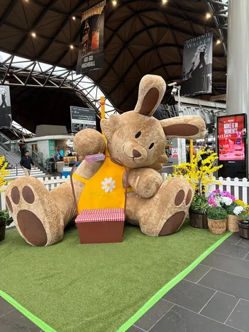 賑わいの駅に巨大バニー
