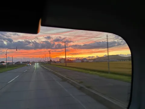 夕焼けと静かな道
