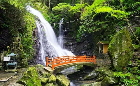 滝と赤橋、神様も寛ぐ秘境