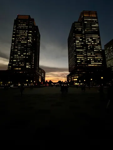 都会の夜景に溶け込む光の粒