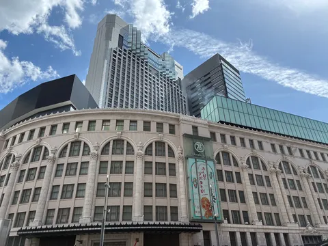 高層と煉瓦の街景