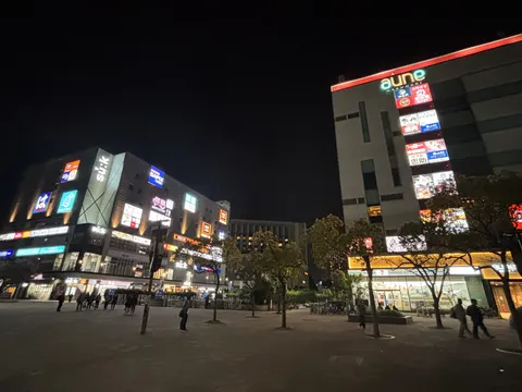 都会の灯りが導く夜の散歩道