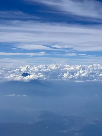 雲海に浮かぶ孤高の峰