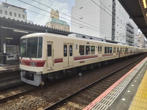 懐かしさを誘うクリーム色の電車