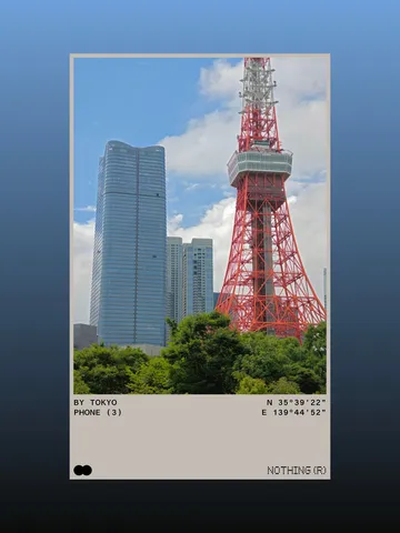 タワーとビルの青空アンサンブル