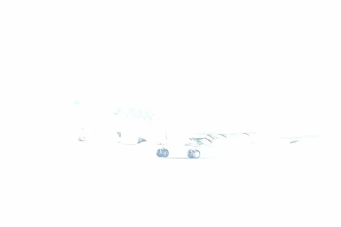眩しさの中の飛行機