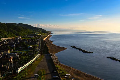 海辺の列車、凪の風景
