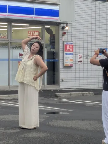 ATM待ちのポージング？