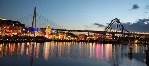 光と影の夜景、水面に映る夢