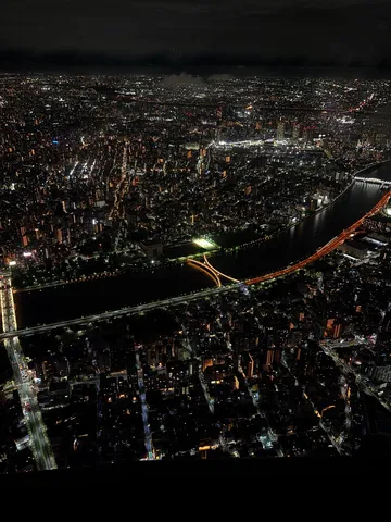 都市を流れる光の川