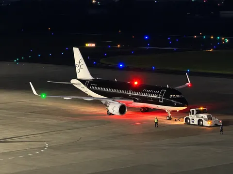 夜の滑走路に浮かぶ飛行機