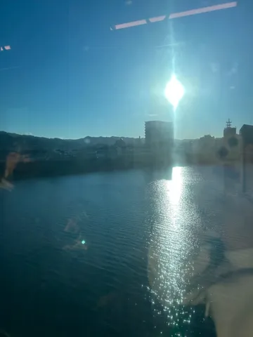 眩しい水辺の午後