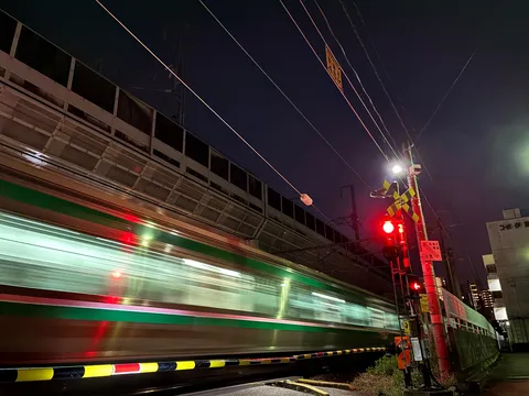 夜の疾走、赤信号が彩る