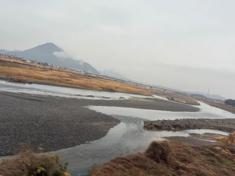 川の流れと遠くの山々