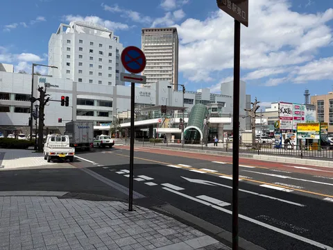 都会の日常、光と影の交差点