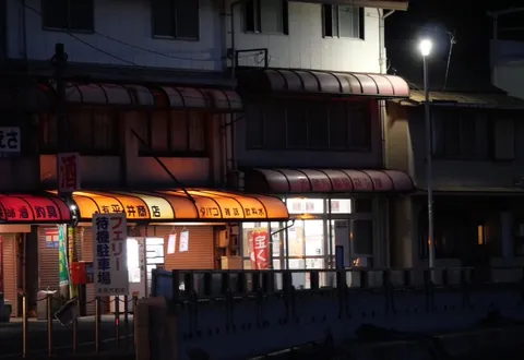 昭和レトロな夜の商店街