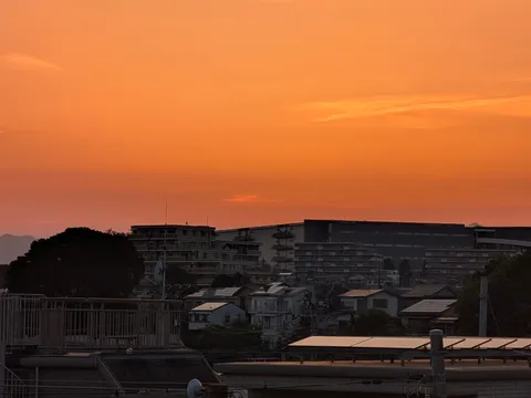 茜色の空の下で