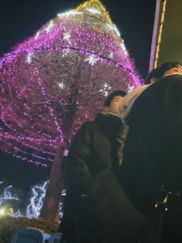 きらめく光と人影の夜