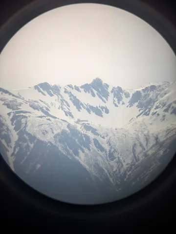 窓越しの雪山、雲上の絶景