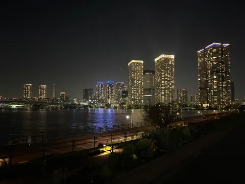 都市の夜景、水辺のきらめき