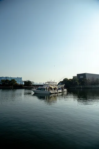 水面に映る青い空と船