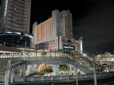 夜景に架かる高層の影