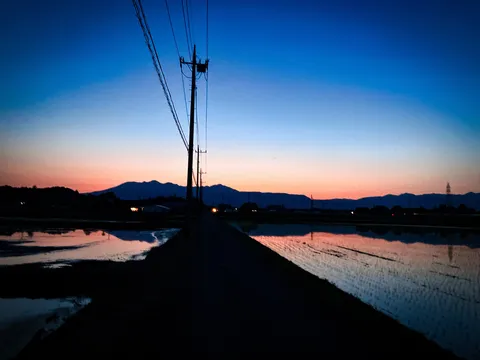 夕暮れ、農道の静寂