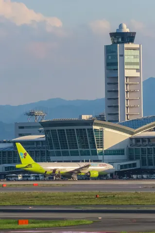 空へ飛び立つ寸前、空港の静寂