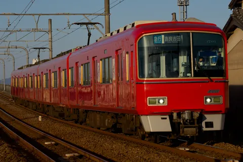 夕陽に映える真っ赤な電車