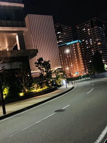 夜景とカーブを描く道