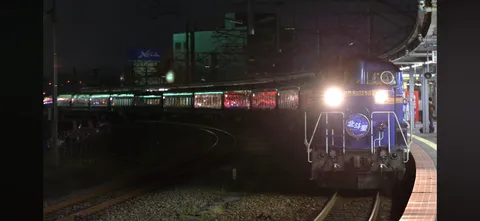 夜に光る列車の旅路
