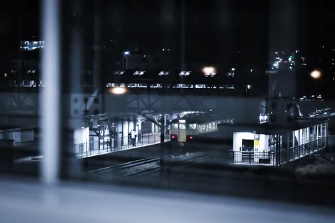 夜の駅、旅立ちを待つ静寂