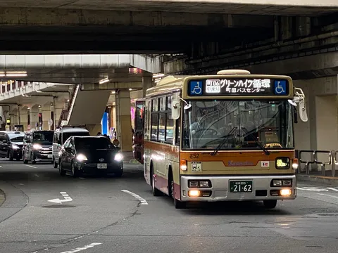 地下道を抜ける黄白のバス