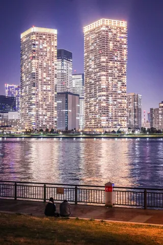 水面に踊る光の街